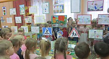 Выставка детских рисунков "Правила дорожные детям знать положено"